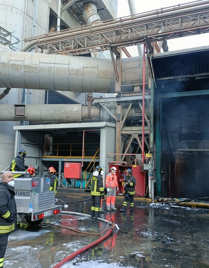 Incendio al cementificio Holcim di Comabbio: «Nessun rischio per ambiente e persone»