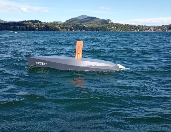 Le immagini della barca a vela capovolta nel Maggiore
