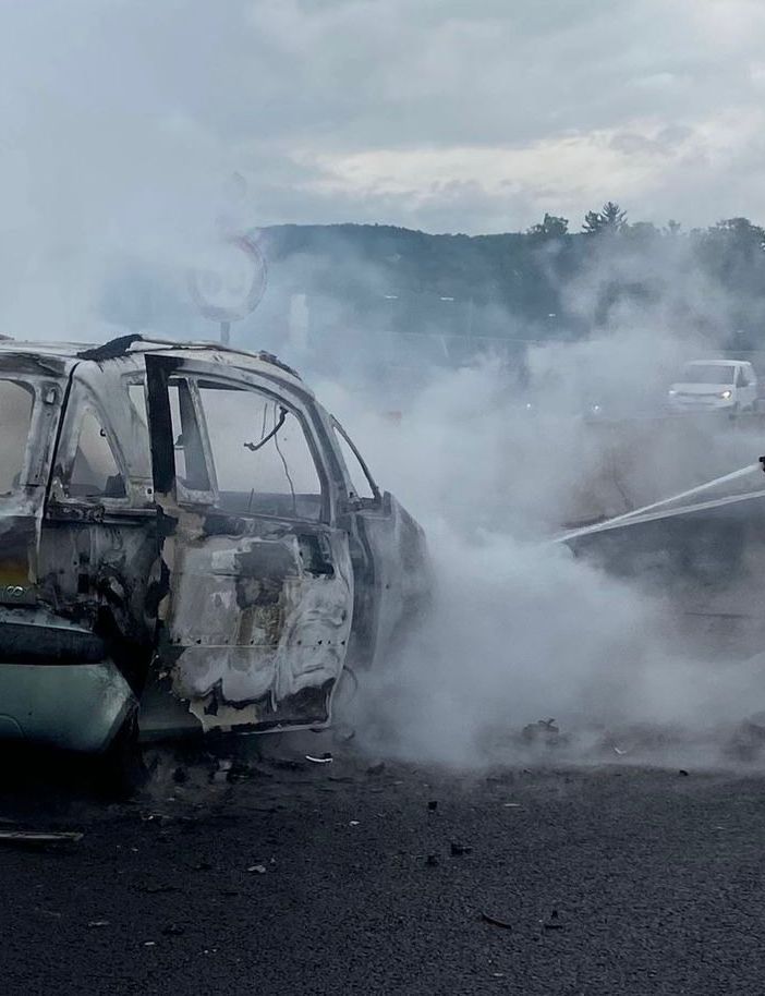 FOTO. Auto prende fuoco sull'A9: passeggeri e conducente abbandonano l'auto in tempo