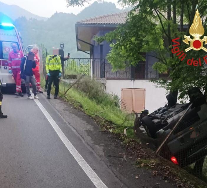Si ribalta nella scarpata con l'auto: paura per una 26enne nel Comasco