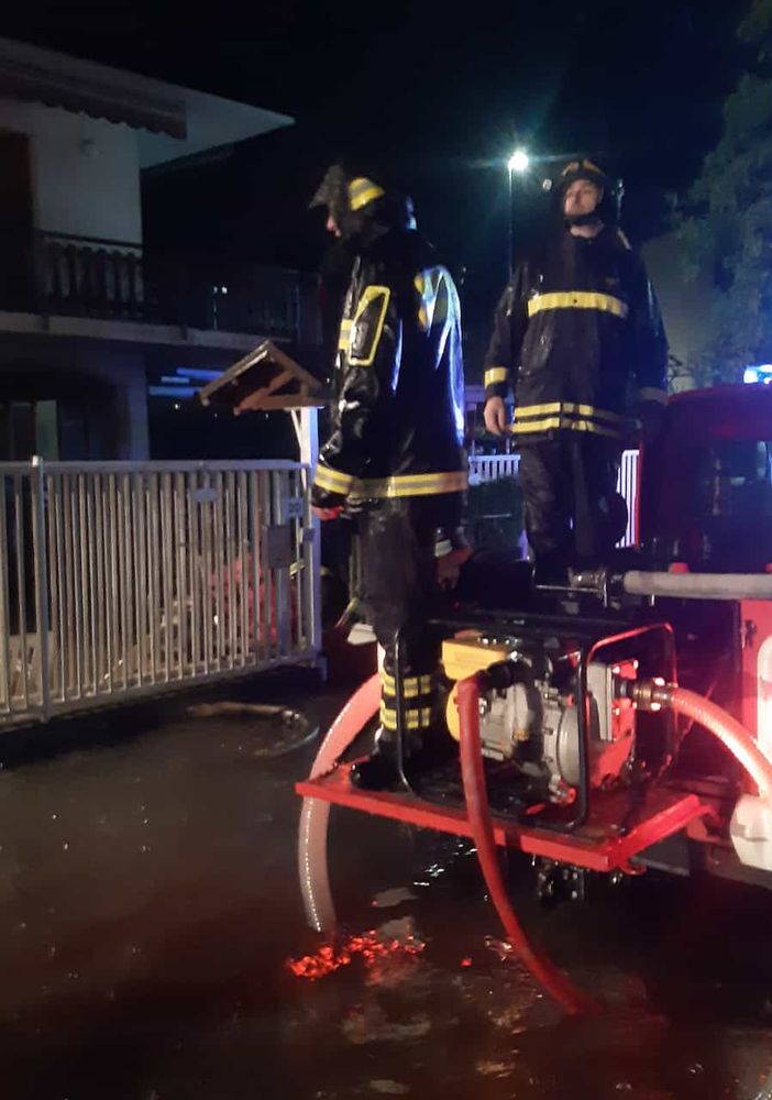 Un diluvio su mezza Lombardia: oltre cento interventi dei vigili del fuoco ancora in corso
