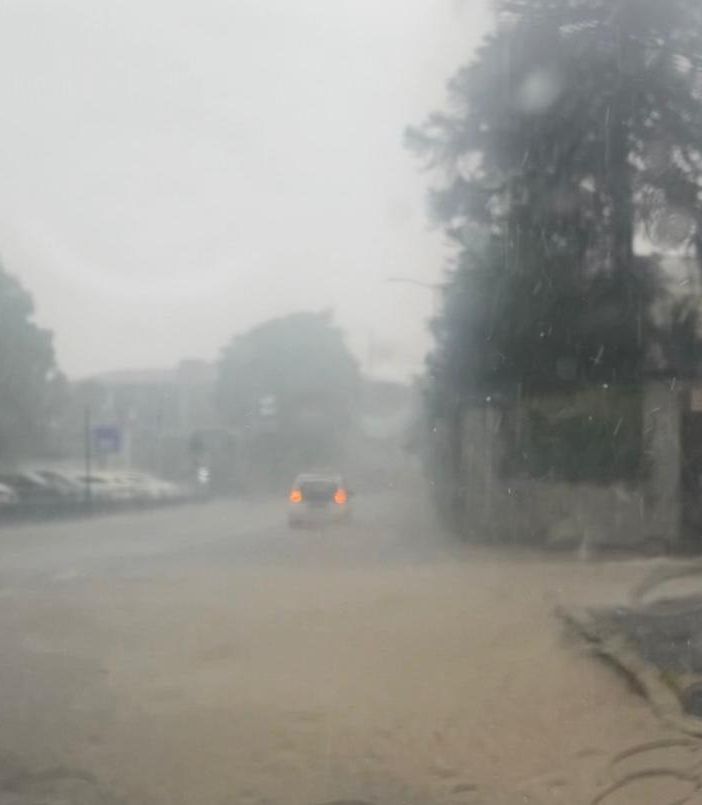Fiumi d’acqua in via Sanvito oggi pomeriggio a Varese