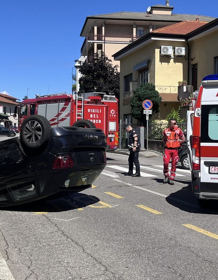 FOTO. Schianto e auto ribaltata in via Crispi: ferita donna di 33 anni