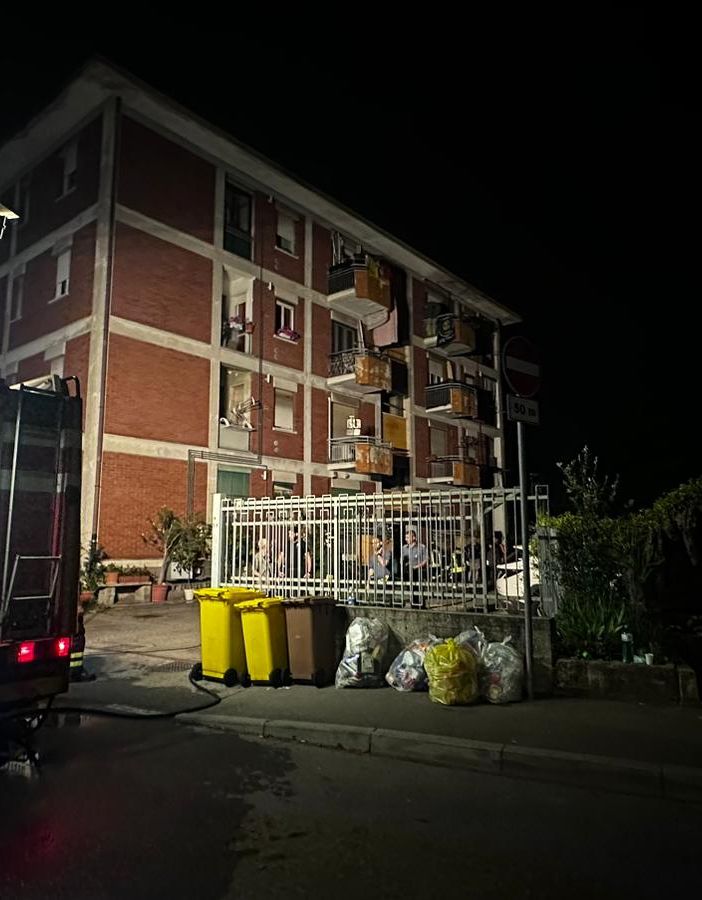 Incendio in una casa Aler di Saronno: palazzina evacuata