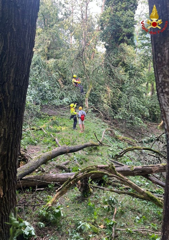 FOTO. Disperso nel bosco in Val Veddasca: salvato dall'elicottero dei vigili del fuoco