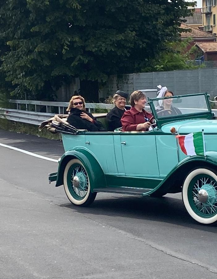 FOTO e VIDEO - Le auto storiche entrano in Varese per festeggiare i 100 anni dell'A8
