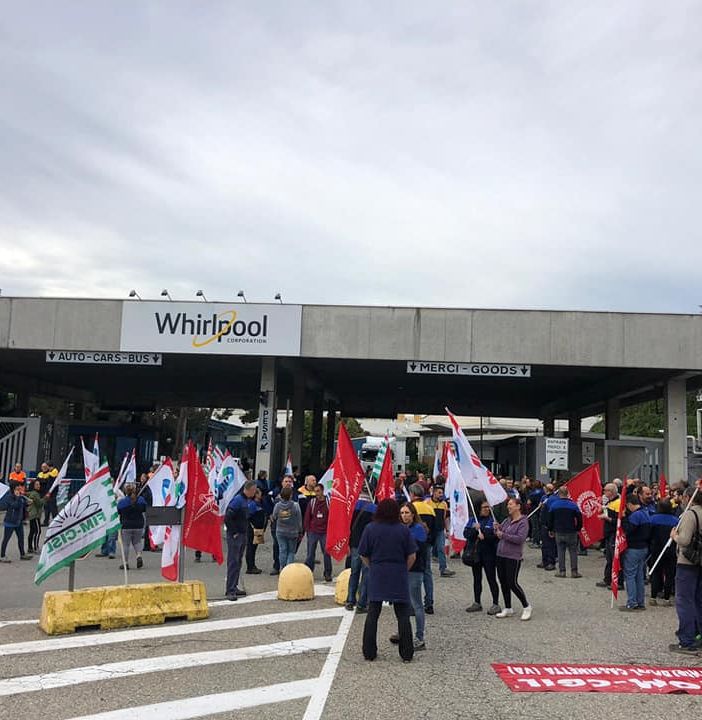 L'ingresso dello stabilimento Whirlpool di Cassinetta (foto d'archivio)