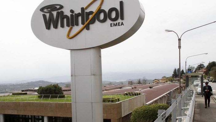 Accordo Whirlpool con i turchi di Arcelik. I sindacati: «Il Governo intervenga per garantire l'occupazione»