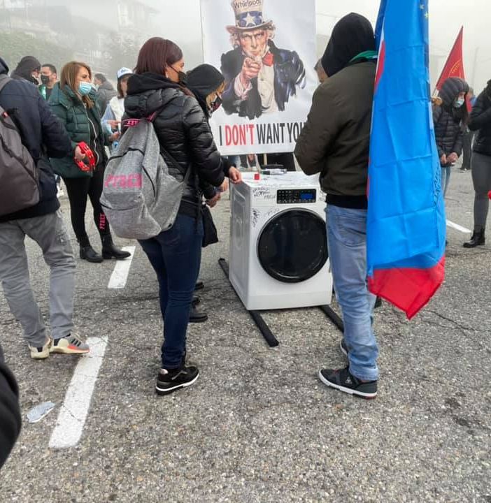 In centinaia a Cassinetta per la manifestazione nazionale dei lavoratori Whirlpool: «No ai licenziamenti, sì a un nuovo piano industriale»