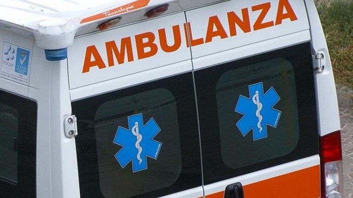 Scontro tra un'auto e una moto a Tradate: paura per un 22enne