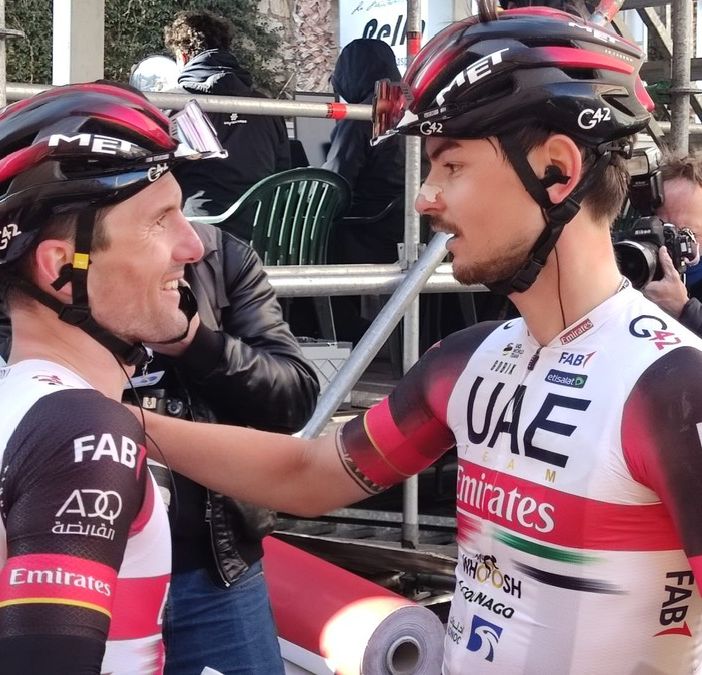 L'abbraccio del vincitore al compagno varesino Alessandro Covi, terzo e grande protagonista del Laigueglia e di questo inizio stagione