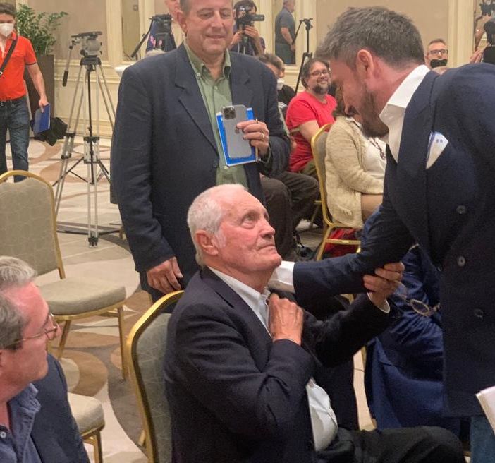 Il saluto commosso di Gianmarco Pozzecco a Toto Bulgheroni nel giorno in cui il Poz si è presentato da ct dell'Italia all'Hotel Principe di Savoia a Milano