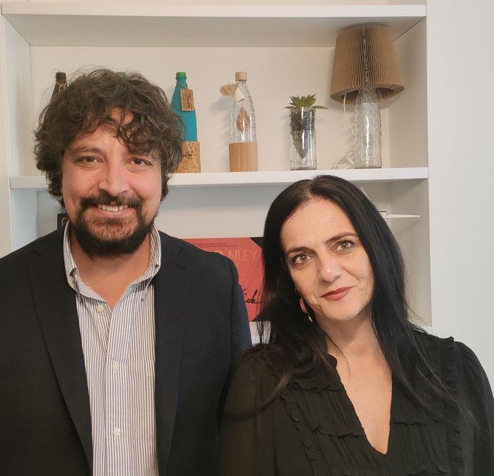 Arte, sociale e dono: ecco come le bottiglie Acqua S.Bernardo diventano oggetti unici e bellissimi
