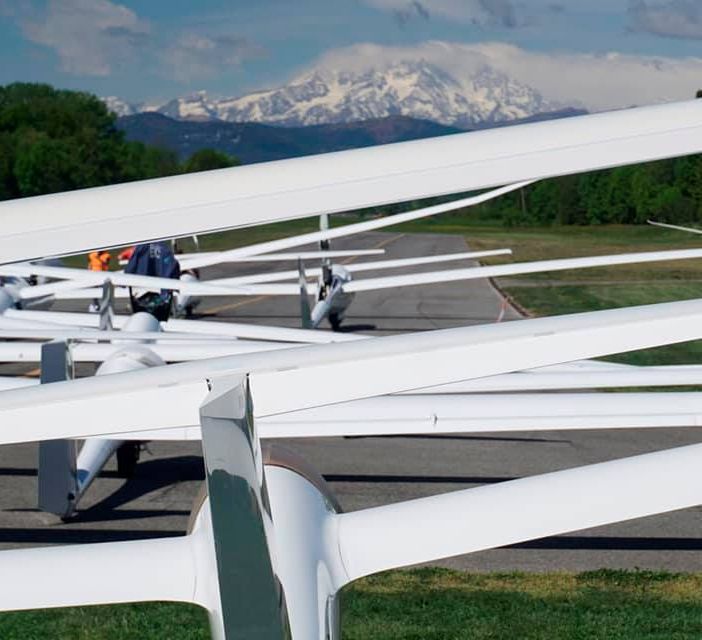 Spettacolare gara di alianti nei cieli di Varese. Domani c'è il Grand Prix