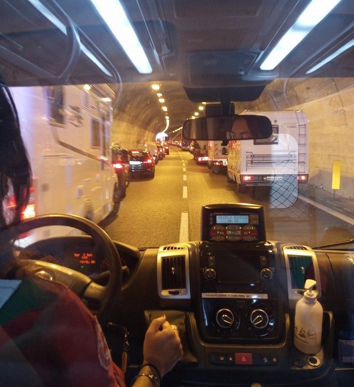 Controesodo dalla Liguria, caos e rabbia. L'ambulanza bloccata nel traffico: «50 minuti da Borghetto all'ospedale di Savona, i politici giocano con la vita delle persone»