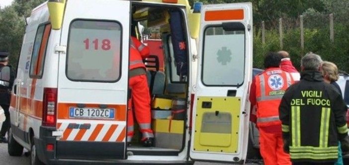 Le foto del tragico incidente con la moto a terra su via Matteotti, all'incrocio con via Toce tra Varese e Casciago Le foto del tragico incidente con la moto a terra su via Matteotti, all'incrocio con via Toce tra Varese e Casciago