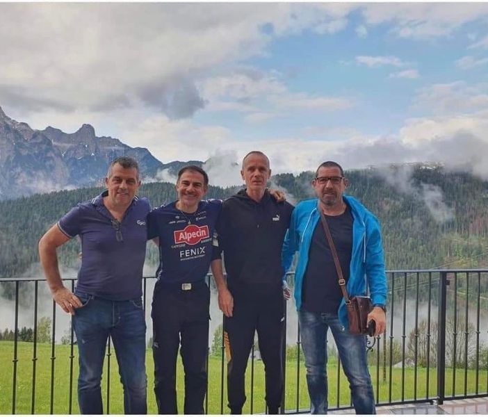 Vanno a vedere il Giro ma uno di loro ha un malore: salvato dagli amici vigili del fuoco