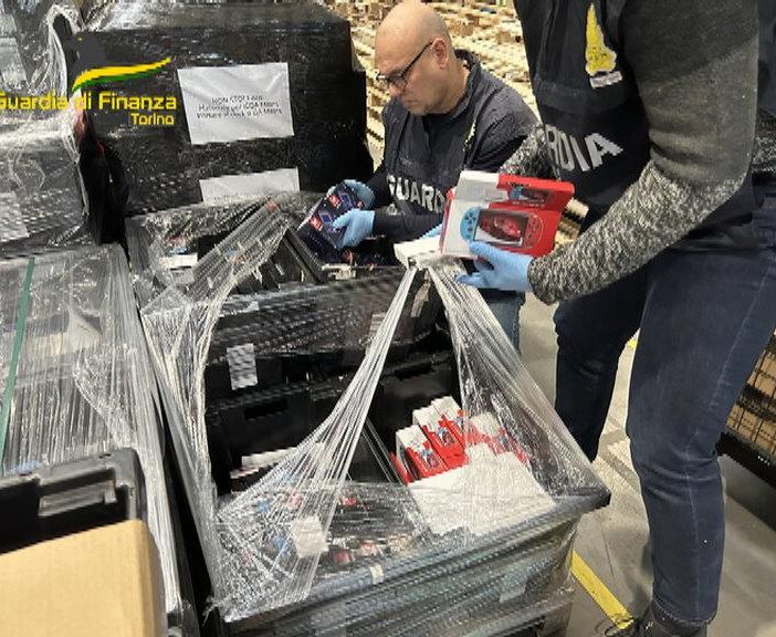 Videogiochi &quot;piratati&quot;, la Finanza sequestra 12mila console. Indagini anche nel Varesotto