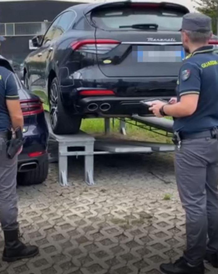 Truffa nel commercio delle auto di lusso, due arresti e oltre 7 milioni di euro sequestrati