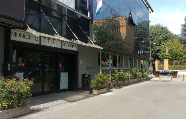 Saronno, passante aggredito a calci, pugni e bottigliate davanti al municipio