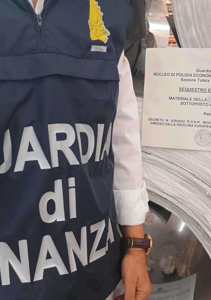 Importavano acciaio dalla Cina evadendo i tributi. Nei guai anche un'azienda del Varesotto