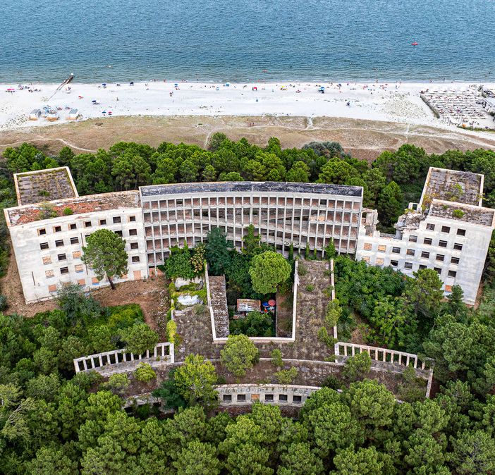 L'impressionante gigante addormentato e ormai a pezzi della Colonia Varese di Milano Marittima visto dal drone e separato solo dai pini dalla folla agostana sulle spiagge (foto Alessandro Umberto Galbiati)