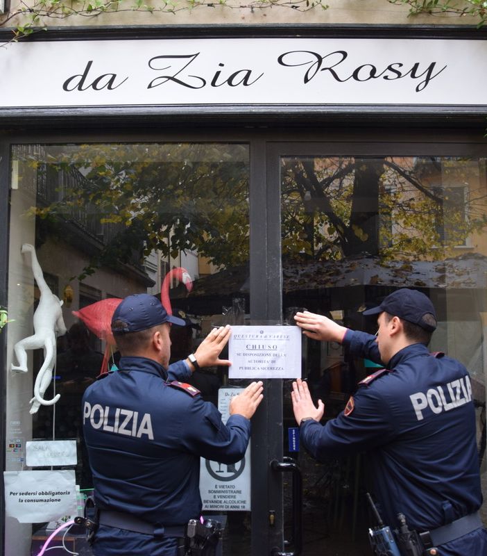 Alcolici a quattro minorenni e frequentazioni moleste: sospesa la licenza a un bar del centro di Varese