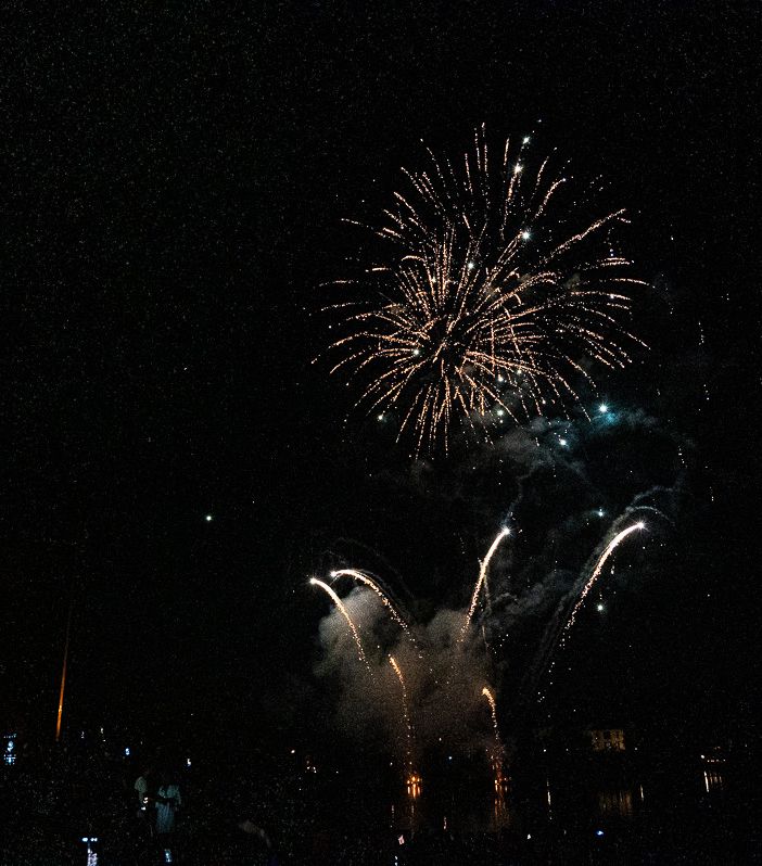 FOTO E VIDEO. Il cielo sopra Sesto Calende è pura magia. In migliaia per i fuochi d'artificio sul Ticino