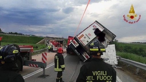 Autoarticolato si ribalta sulla A26 a Ghemme