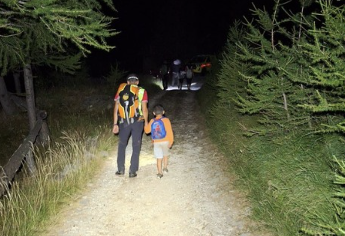 Donna si perde nel bosco con i tre bambini piccoli: salvata nella notte