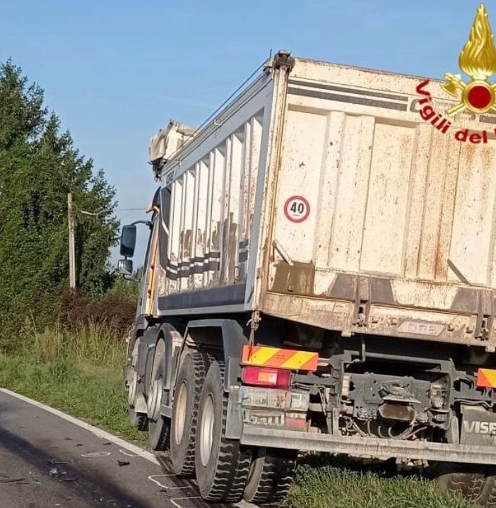 Schianto tra una moto e un camion: un morto a Lainate