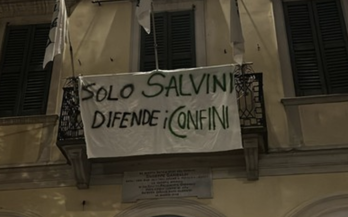 Striscione sulla sede della Lega: «Solo Salvini difende i confini»