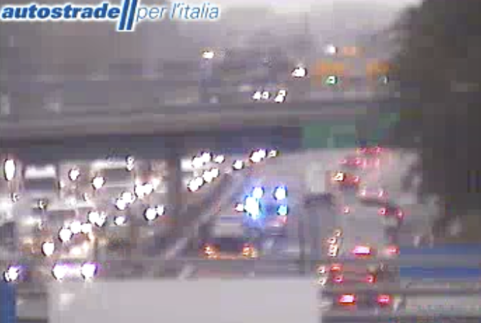 I soccorsi sul luogo dell'incidente (dalla webcam di Autostrade per l'Italia)
