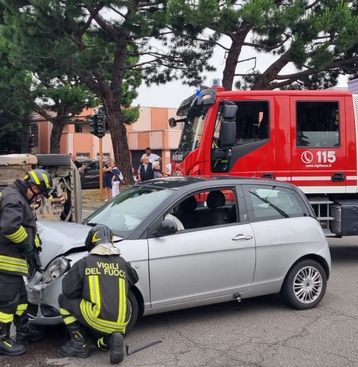 FOTO. Auto si ribalta dopo lo scontro all'incrocio: un ferito a Cassano Magnago