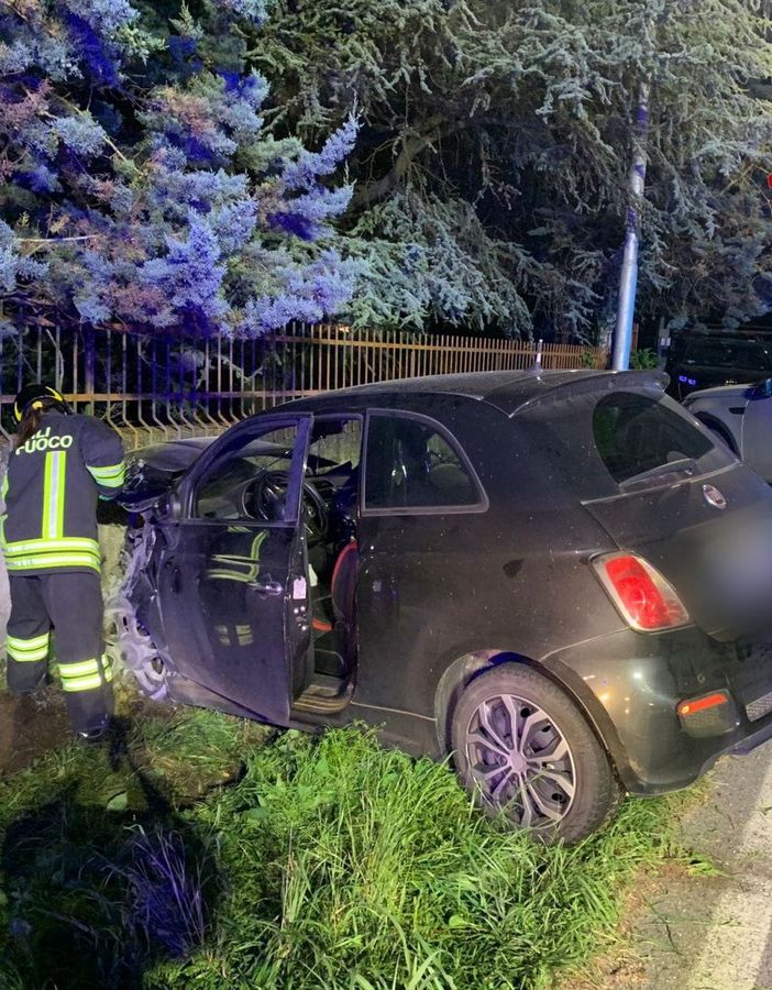 Esce di strada e si schianta contro un muro: giovane di 27 anni ferito sulla statale 394