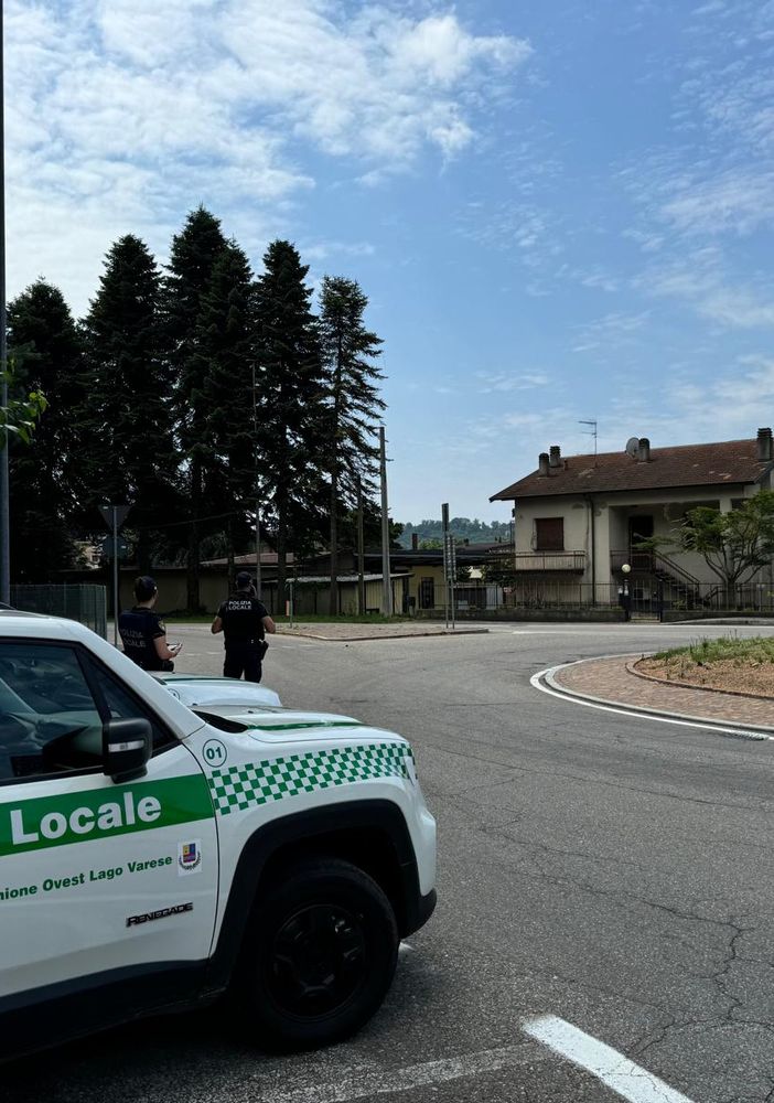 Besozzo, blitz della polizia locale nei boschi dello spaccio: bloccati pusher e cliente