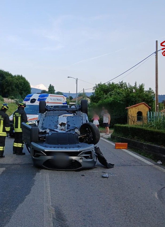 Auto si ribalta sulla Provinciale a Cunardo, paura per tre ventenni