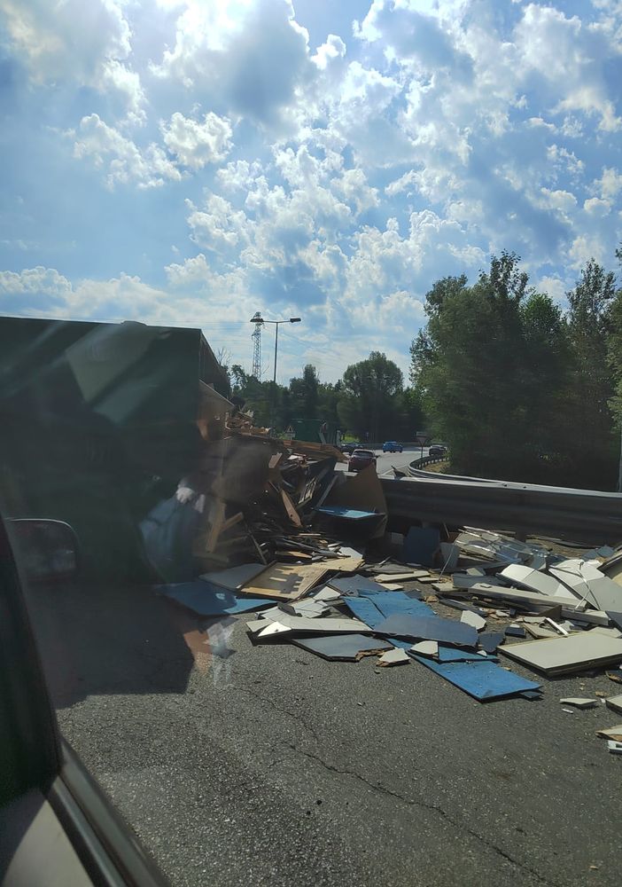 Camion perde il rimorchio: carreggiata invasa dal materiale alla rotonda di Buguggiate