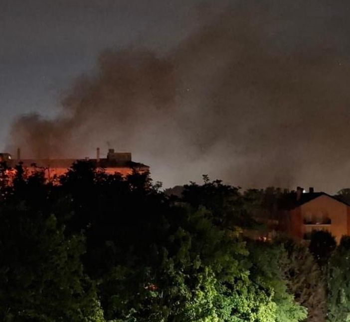 Le fiamme di via Aleardi (foto di un utente del gruppo Facebook &quot;Noi di Gallarate&quot;)