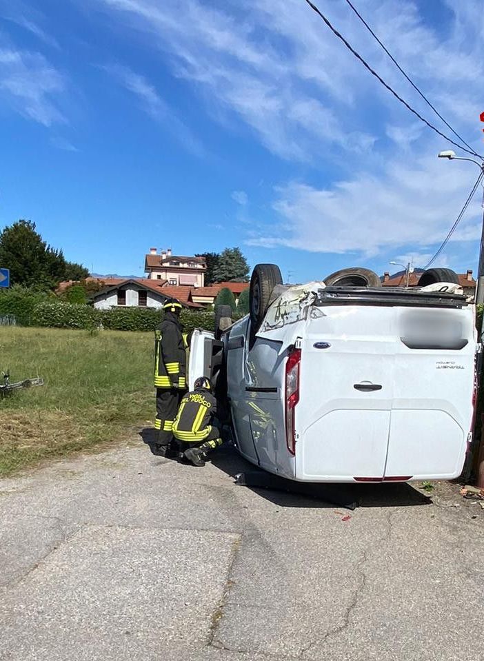 FOTO. Scontro tra un'auto e un furgone: due feriti a Brebbia
