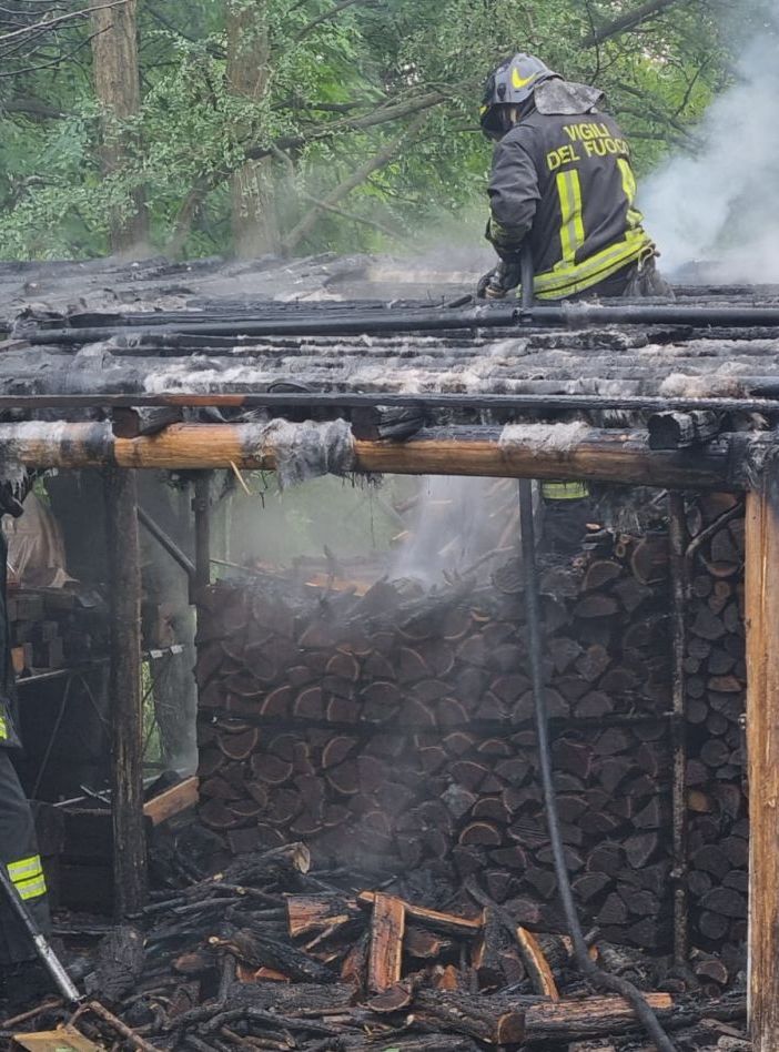 FOTO. Legnaia in fiamme a Cairate, vigili del fuoco in azione