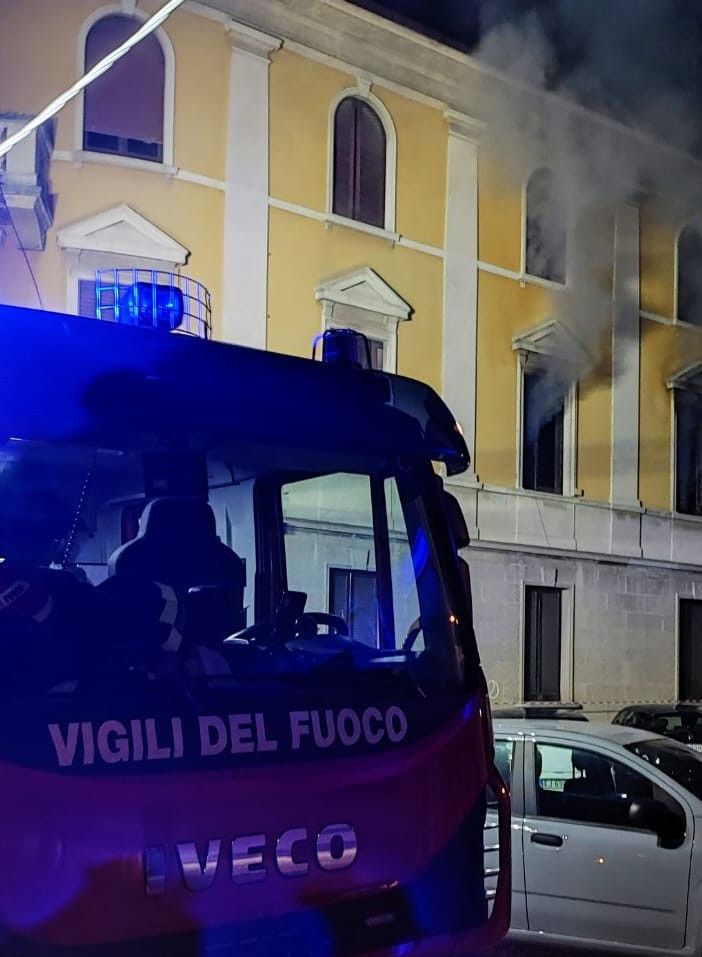 Non ce l'ha fatta l'uomo rimasto intossicato dal fumo dopo l'incendio in casa: è morto in ospedale