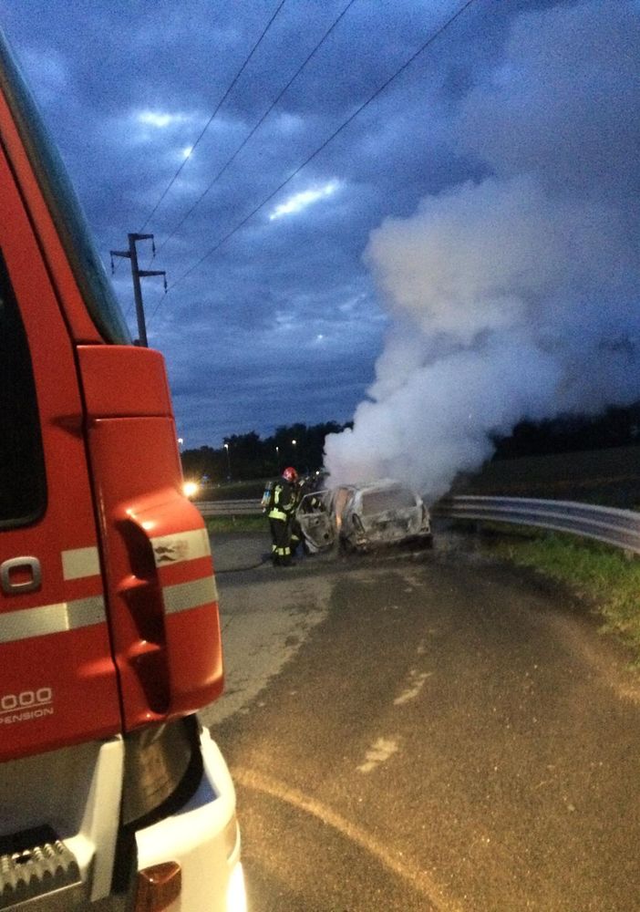 FOTO. Auto in fiamme sulla Provinciale tra Tradate e Cairate: il conducente si mette in salvo in tempo