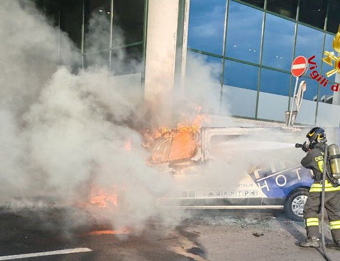 FOTO. Bus navetta prende fuoco davanti al Terminal 1 di Malpensa