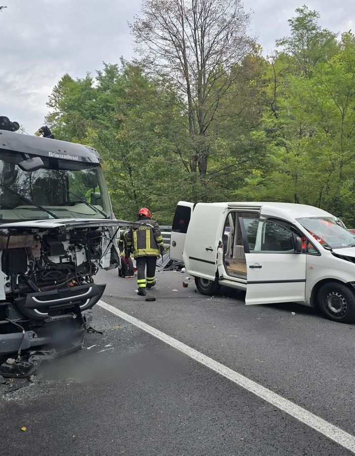 Scontro tra un camion e un furgone sulla statale 394: un ferito a Germignaga