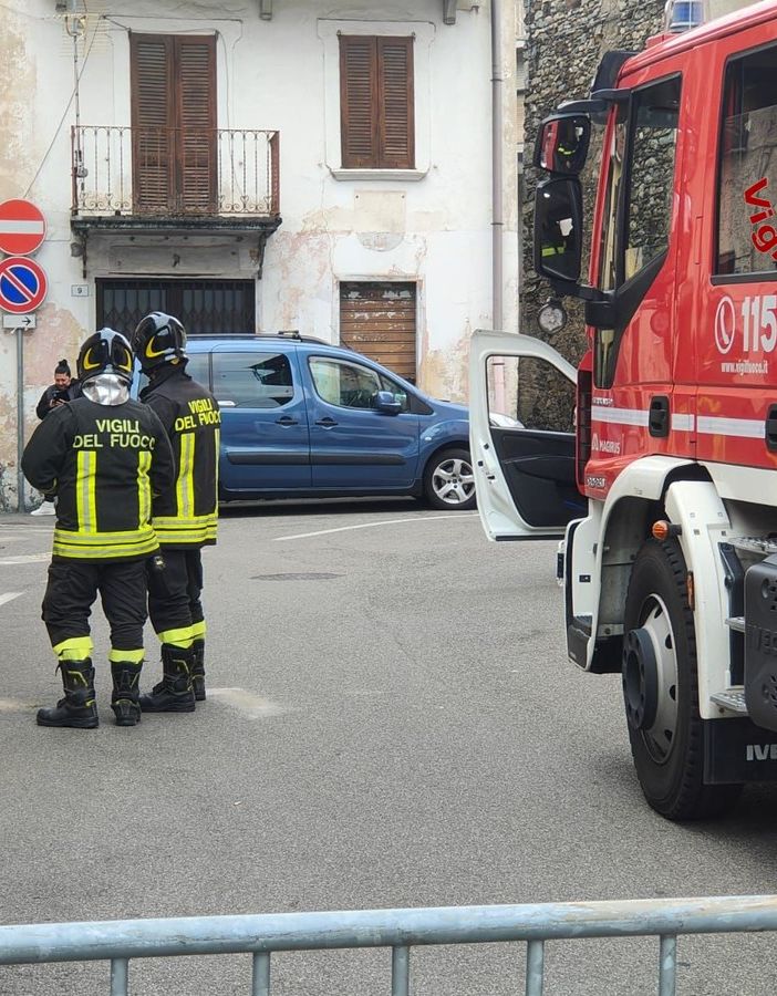 Fuga di gas in centro a Marchirolo. Sul posto i vigili del fuoco, strada chiusa