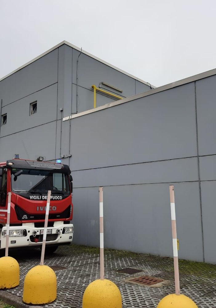 Principio di incendio nei locali di servizio di un supermercato. Vigili del fuoco in azione a Busto