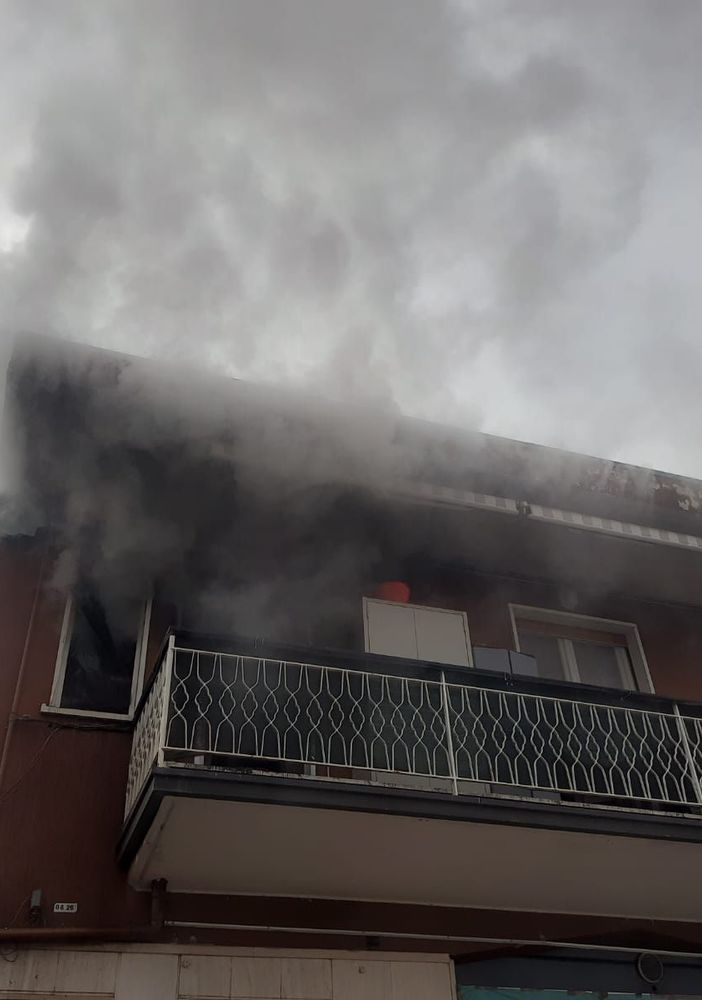 FOTO. Appartamento in fiamme a Carnago: abitazione inagibile