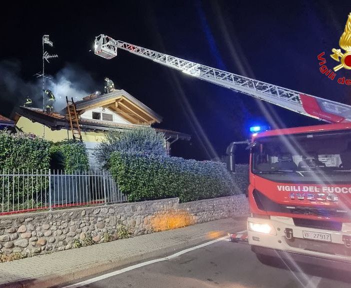 FOTO. Fiamme prima dell'alba a Brunello: a fuoco una villetta, famiglia sfollata