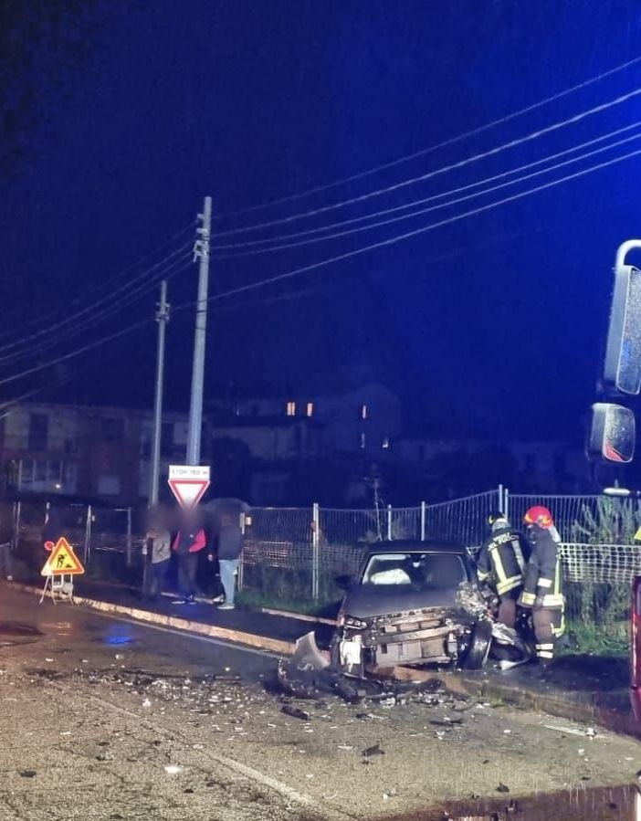 FOTO. Pauroso frontale a Malgesso: conducente incastrato in auto, è grave